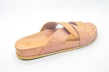 Açık kahverengi bir kızın sandaleti seksi görünür.