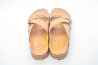 Açık kahverengi bir çift sandalet seksi görünüyor.