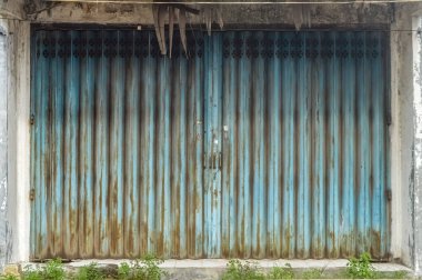 Eski paslı demir bir mızıka kapısı.