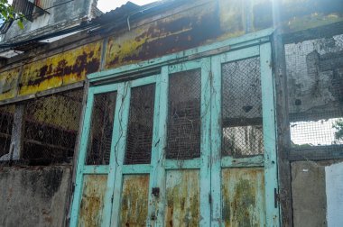 Sıkıcı ve terk edilmiş görünen eski bir bina.