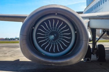Boeing b737 uçağının motor parçası. Artık kullanılmayan ve Juanda Havacılık Müzesi 'nde bir koleksiyona dönüştürülen Merpati Havayolları' na ait.