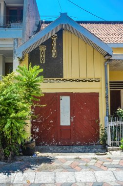 17 Eylül 2023 'te, Gresik şehrindeki antik bir evin önünde.