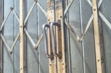 Demir mızıka kapı kolu, Endonezya