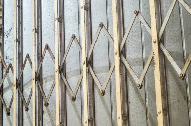 Demir bir mızıka kapısı ya da yuvarlanan kapı ya da katlanan kapı