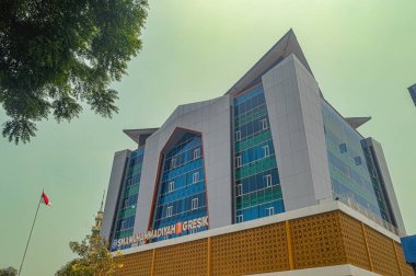 SMA Muhammediyah 1 Gresik 'e ait modern lise binası 2 Kasım 2023' te Endonezya 'daki bir ofis gökdeleni gibidir..