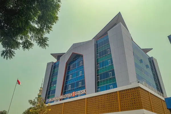 SMA Muhammediyah 1 Gresik 'e ait modern lise binası 2 Kasım 2023' te Endonezya 'daki bir ofis gökdeleni gibidir..