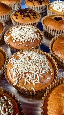 Fırın keklerinin üzerine çikolata serpiştirilmiş tava parçaları serpiştirilmiş.