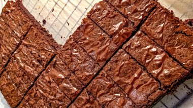 Kek panvasında kare şeklinde kesilmiş büyük bir kek.