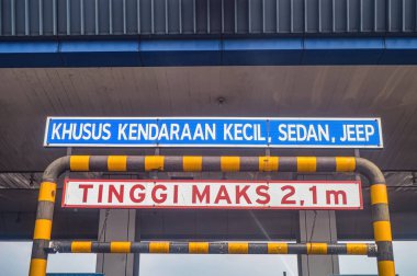 Araç yüksekliği geçiş kapılarındaki kapıları sınırlıyor