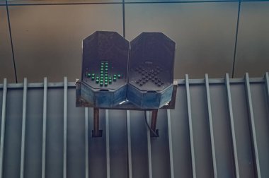 Bir çift trafik ışığı gişenin açıldığını gösteriyor.