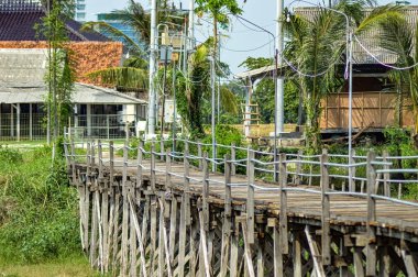 Nehri geçen uzun tahta bir köprü.