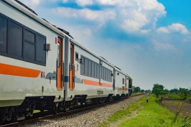 Endonezya trenleri PT 'ye ait eski bir ahır CC201 lokomotifi tarafından çekildi. Endonezya Demiryolları, Endonezya, 16 Aralık 2023.