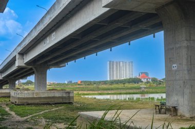 Endonezya 'daki otoyol köprüsünün altından şehir manzarası, 16 Aralık 2023.