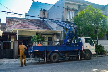 Bayındırlık İşleri Bakanlığı, 19 Aralık 2023 'te Endonezya' da bir hava aracı kullanarak karmaşık telekomünikasyon ve elektrik kabloları düzenliyor..