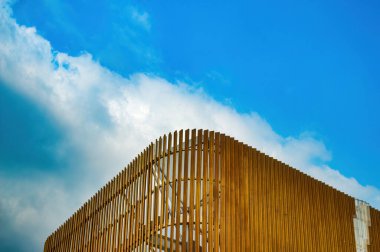 açık mavi gökyüzü arka planına sahip modern bir minimalist bina.