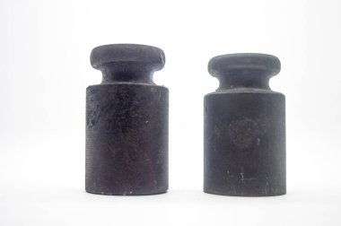 Eski paslı demir ağırlığı beyaz arka planda izole edilmiş. Ekonomi, finans ve iş makaleleri için mükemmel