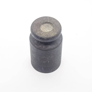 Eski paslı demir ağırlığı beyaz arka planda izole edilmiş. Ekonomi, finans ve iş makaleleri için mükemmel