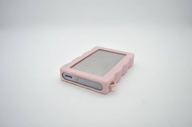 Beyaz arkaplanda izole edilmiş bir Harici Disk Sürücüsü