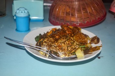 Yemek masasında servis edilen bir tabak Rujak Cingur tipik bir Doğu Java yemeğidir. Fotoğraf, makale ya da yemek pişirme malzemeleri için mükemmel..