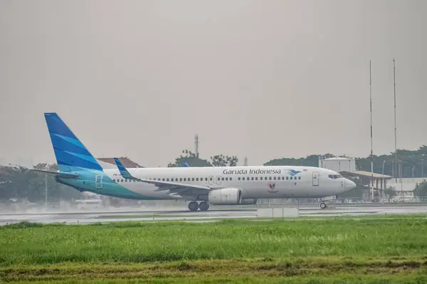 Ett Boeing B737 8U3 Flygplan Tillhörande Garuda Indonesia Flygbolaget Lyfter — Stockfoto