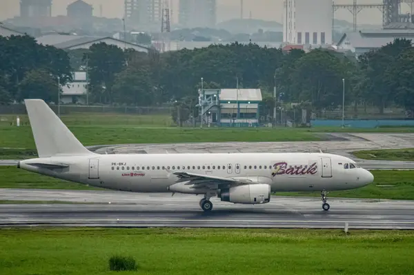 Batik Air havayolu şirketine ait bir Airbus A320-232 uçağı, 6 Ocak 2024, Sidoarjo, Surabaya, Sidoarjo, Endonezya 'daki Juanda Uluslararası Havalimanı' na iniyor.