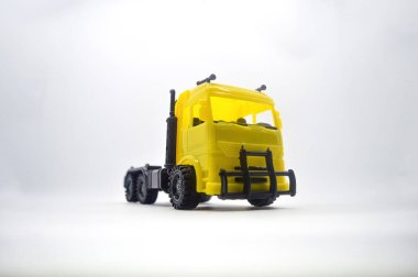 Beyaz arka plan üzerinde izole plastik kamyon oyuncak