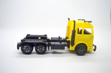 Beyaz arka plan üzerinde izole plastik kamyon oyuncak