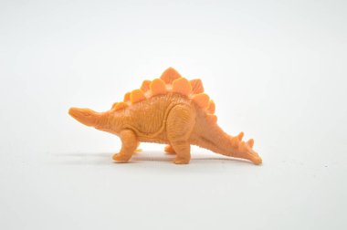 Beyaz arka plan üzerinde izole bir oyuncak dinozor
