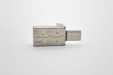 Beyaz arkaplanda izole edilmemiş bir otg flaş disk