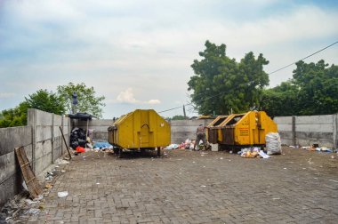 Kirli bir geçici atık depolama alanında 16 Ocak 2024 'te Endonezya' da iki büyük sarı atık konteynırı bulunur..