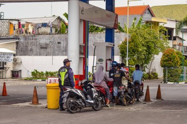 16 Ocak 2024 'te Endonezya' daki Pertamina benzin istasyonunda motosiklet kuyrukları doldurulacak..