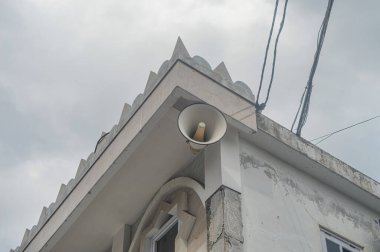 Namaz odasının sonuna bir hoparlör yerleştirildi.