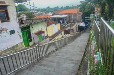 Sunan Giri 'nin dokuz muhafızının mezarının tepelerindeki bir yerleşim bölgesinde uzun ve uzun bir merdiven. Fenerdeki çeviri 