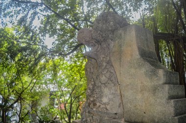 27 Ocak 2024 'te Endonezya' da, ağaçlardan oluşan taştan yapılmış bir aslan dansı heykeli..