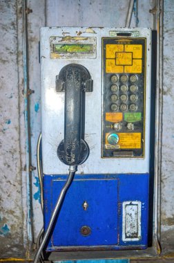 Telkom, Endonezya adında bir telekomünikasyon şirketine ait eski bir ankesörlü telefon, 27 Ocak 2024.