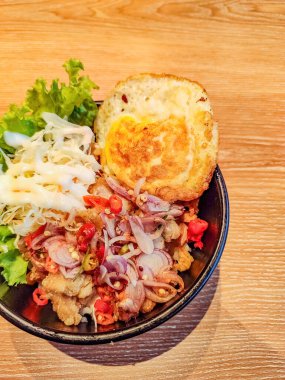 Sebzeli ve yumurtalı sambal mata pilav kasesi.