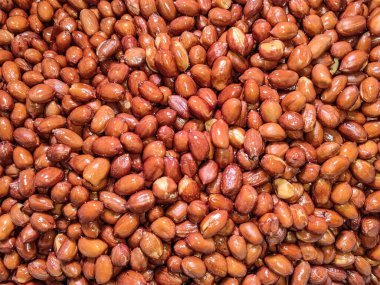 Kızarmış fıstık yığını Madiun 'un tipik pekel baharatını yapma sürecinin bir parçasıdır.