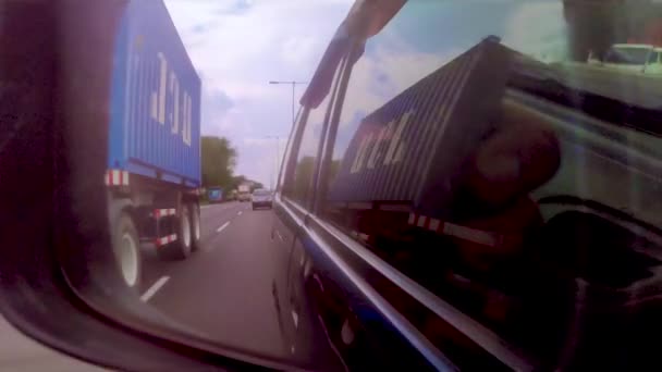 Можете Побачити Дзеркалі Заднього Виду Автомобіль Обганяє Контейнерну Вантажівку Платній — стокове відео