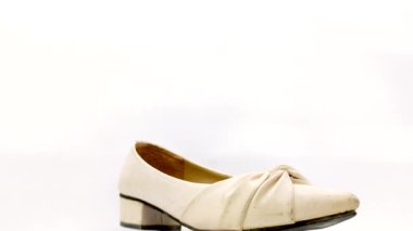 Beyaz arka planda izole edilmiş beyaz kadın ayakkabıları.