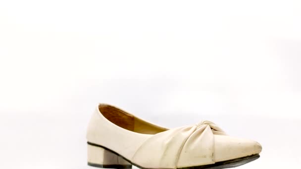 Berputar Putih Feminin Sepatu Wanita Terisolasi Latar Belakang Putih — Stok Video