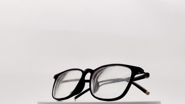 Gafas Para Hombre Giratorias Aisladas Sobre Fondo Blanco — Vídeos de Stock