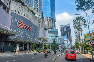 Embong Malang Caddesi, Tunjungan Plaza binasının süper blok modern alışveriş merkezinin önü, 2 Mart 2024.