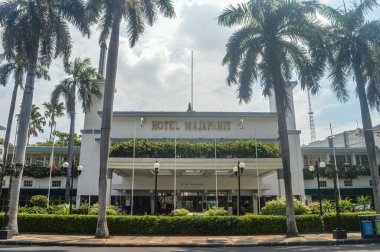 Mojopahit Oteli veya Yamato Oteli, Hollanda bayrağının Endonezya 'nın kırmızı ve beyaz bayrağı olarak yırtıldığı tarihi bir yerdir..