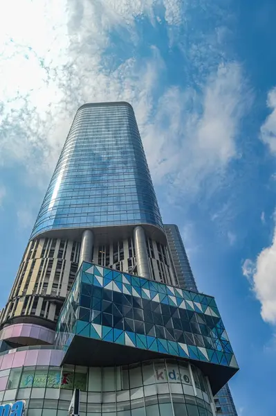 Gündüzleri fotokopi alanı olan modern bir ofis kulesi ya da apartman dairesi, Endonezya, 2 Mart 2024.