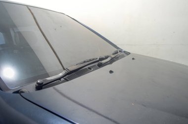 Sade beyaz arka planda bir garajdaki SUV 'nin ön görüntüsü