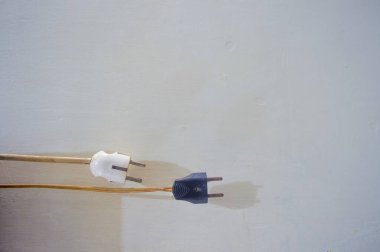 Düz beyaz kopyalama alanı veya negatif alanı olan iki elektrik prizinin arkaplanı
