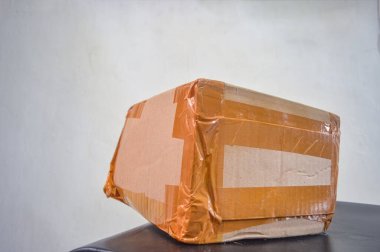 Kopya alanı olan paketleri göndermek için bant ile izole edilmiş karton kutu