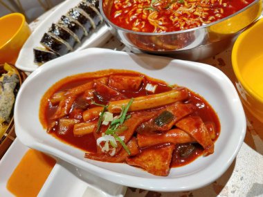 Gocujang soslu bir tabak tteokbokki. Menü ve yemek içeriği için mükemmel