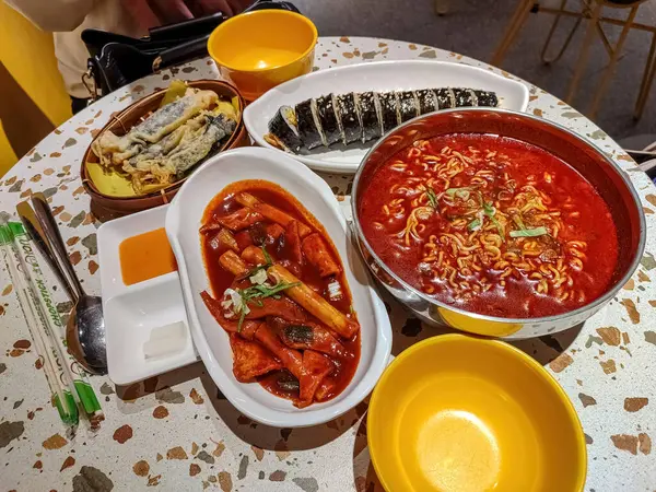 라미연 도톤복키 기마리로 구성된 음식으로 가득한 테이블 — 스톡 사진