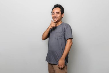 Grili bir Asyalı şık giyinir ve mutlu bir şekilde gülümser.